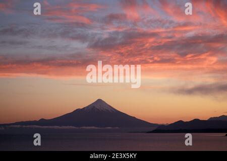 Vulkan Osorno, Kegelblick vor Sonnenaufgang, rosa Wolken, klarer Himmel, Blick über den Llanquihue-See von Puerto Varas, Los Lagos, Chile 14. Januar 2016 Stockfoto