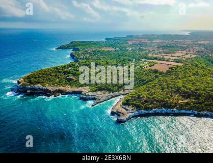 Türkisfarbener Strand und Buchtpanorama von Cala Mondrago auf Mallorca Balearen Spanien. Stockfoto