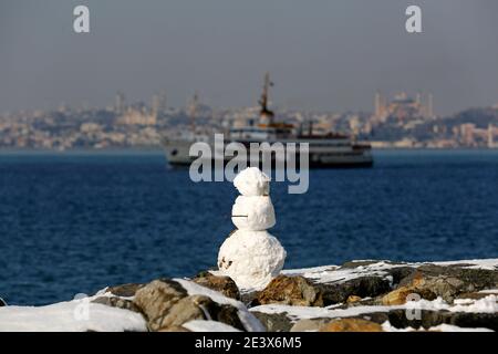 Istanbul, Türkei - 18. Januar 2021 :traditionelle Fähre in Kadikoy. Passagierfähre in istanbul bosporus. Stockfoto
