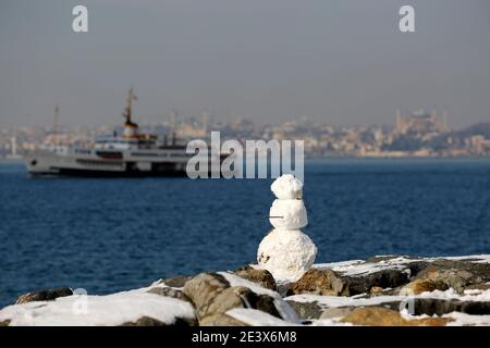 Istanbul, Türkei - 18. Januar 2021 :traditionelle Fähre in Kadikoy. Passagierfähre in istanbul bosporus. Stockfoto