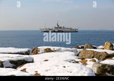 Istanbul, Türkei - 18. Januar 2021 :traditionelle Fähre in Kadikoy. Passagierfähre in istanbul bosporus. Stockfoto