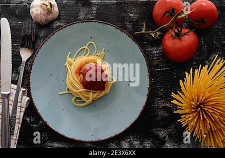 Spaghetti Bolognese.Italienische hausgemachte Mahlzeit frische Bucatini Pasta mit Tomatensauce, Basilikum, Kräuter, Parmesan-Käse, frische Kirschtomaten und Petersilie Stockfoto