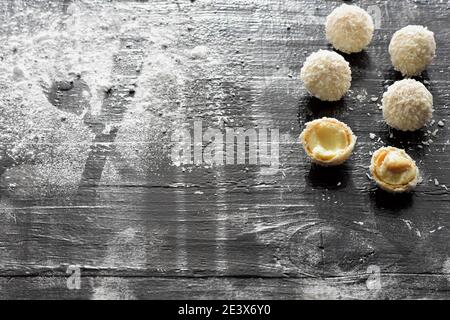 Hausgemachte Süßigkeiten weiße Schokolade und Kokosnuss auf einem Teller auf dem Tisch. Süßigkeiten - Trüffel Schneeball Stockfoto