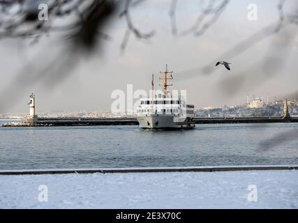 Istanbul, Türkei - 18. Januar 2021 :traditionelle Fähre in Kadikoy. Passagierfähre in istanbul bosporus. Stockfoto