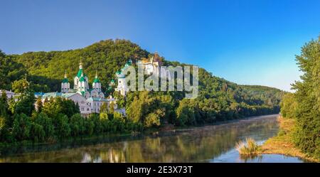 Swjatogorsk, Ukraine 07.16.2020. Panoramablick auf die Heiligen Berge Lavra der Heiligen Dormition in Swjatogorsk oder Swjatohirsk, Ukraine, auf einem sonnigen Stockfoto