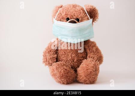 Teddybär trägt schützende medizinische Maske. Coronavirus Schutz. Virus Ausbruch in einer Welt. Spielzeug Bär in Maske zu verhindern, Virus Ausbreitung. Stockfoto