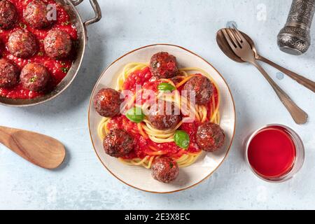 Fleischbällchen mit Pasta und Tomatensauce, darüber liegend flach Schuss Stockfoto