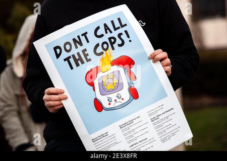 Die philippinische Aktivistengruppe Anakbayan Not Columbus verkauft ihr „Don't Call the Cops!“ Plakat, um Geld für die Familie von Andre' Hill zu sammeln. Andre' Hill war ein schwarzer Mann, der von der Columbus-Polizei in Nord-Columbus erschossen wurde, nachdem ein Nachbar die Polizei auf Hill gerufen hatte. Aktivistengruppen in Columbus kamen zusammen, um die "Einheitsfront gegen das rechtsextreme und kapitalistische System" zu bilden! Diese Demonstration begann am Rathaus von Columbus, marschierte zum Columbus Statehouse und endete mit einem marsch zurück zum Columbus City Hall. Linke Aktivistengruppen organisierten diese Veranstaltung, weil sie das Gefühl hatten, sie müssten es tun Stockfoto