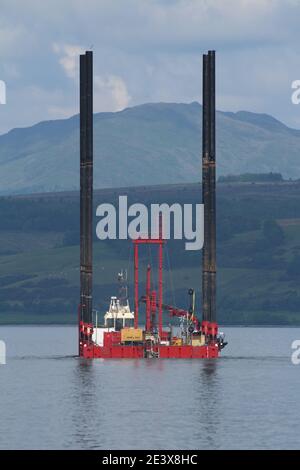 Battler, ein Schlepper, der von Greenock-based Clyde Marine Services betrieben wird, auf Schleppaufgaben mit Fugro's Unterstützung Jack up barge Skate 3. Stockfoto