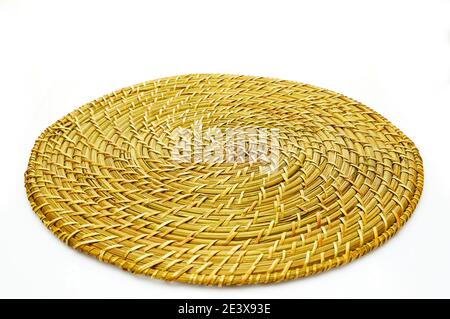 Handgemachtes Naturprodukt, gewobener Bambusplatte, Rattan-Weberei. Umweltfreundliches und nachhaltiges Konzept. Umweltfreundliches Einkaufen und recycelte Geschenke. Stockfoto