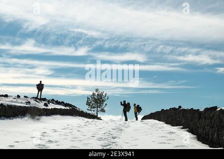 Wanderer machen ein Foto auf Pfad schneebedeckt von Ätna Park ein touristisches Ziel von Sizilien Outdoor-Tourismus und Natur Stockfoto