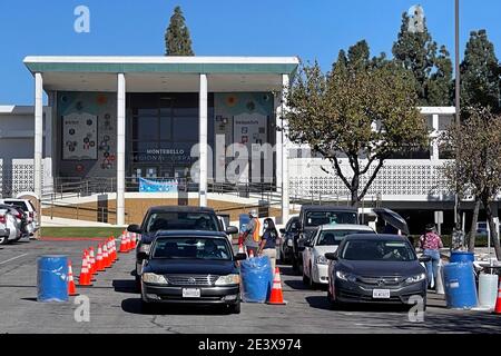 Autofahrer stehen auf einem Coronavirus COVID-19 Testgelände im Montebello Civic Center., Mittwoch, 20. Januar 2021, in Montebello, Kalifornien. Stockfoto