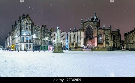 Edinburgh, Schottland, Großbritannien. 21. Januar 2021. Szenen, die zwischen 4 und 5 Uhr morgens im Stadtzentrum von Edinburgh nach nächtlichen Schneefällen aufgenommen wurden. Bild: Westlicher Parliament Square und St. Giles Cathedral mit Schnee bedeckt. Iain Masterton/Alamy Live News Stockfoto