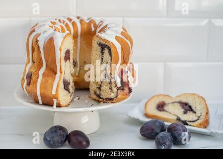 Typisch deutscher Mohn Pflaume Gugelhupf Kuchen auf einem Tisch Stockfoto