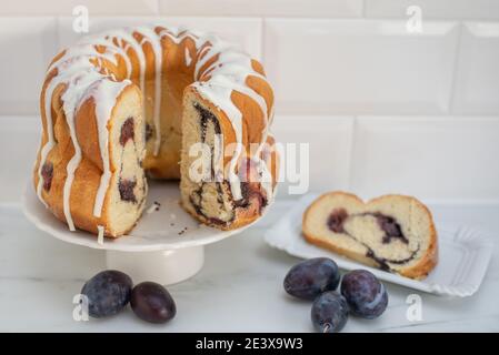 Typisch deutscher Mohn Pflaume Gugelhupf Kuchen auf einem Tisch Stockfoto