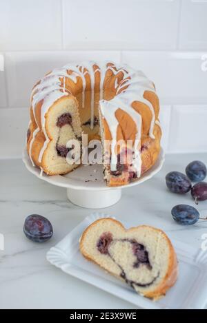Typisch deutscher Mohn Pflaume Gugelhupf Kuchen auf einem Tisch Stockfoto