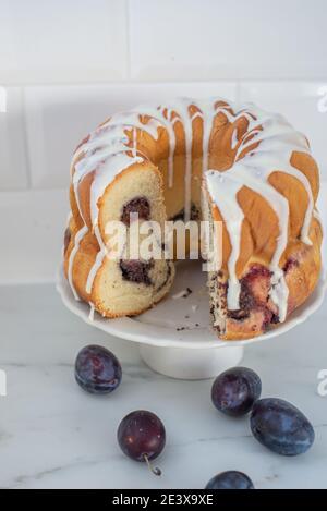 Typisch deutscher Mohn Pflaume Gugelhupf Kuchen auf einem Tisch Stockfoto