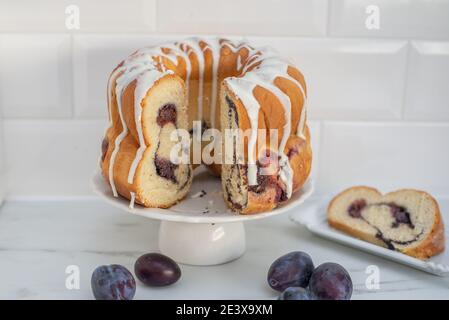 Typisch deutscher Mohn Pflaume Gugelhupf Kuchen auf einem Tisch Stockfoto