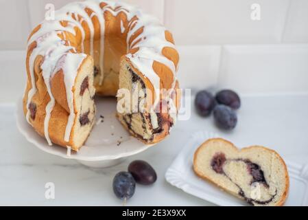 Typisch deutscher Mohn Pflaume Gugelhupf Kuchen auf einem Tisch Stockfoto