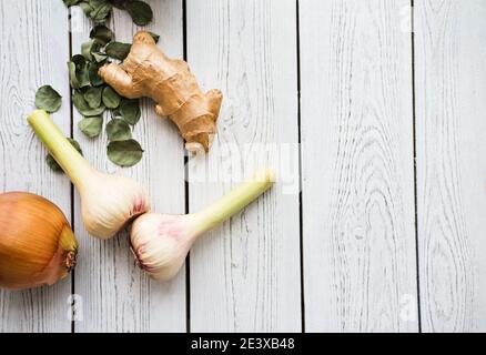 Zutaten für Immun-Steigerung, Knoblauch, Zwiebel, Ingwer, eucaliptus Blätter. Immunitätsunterstützung, um Coronavirus-Infektion zu verhindern. Draufsicht. Copy space. Stockfoto