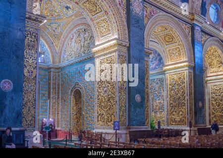 Valletta, Malta - 13. April 2012: Die Inneneinrichtung der St. Johns Co-Kathedrale. Mit Besuchern, in Valleta, Malta Stockfoto