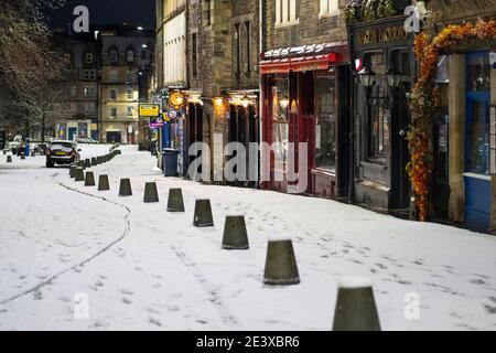 Edinburgh, Schottland, Großbritannien. 21. Januar 2021. Szenen, die zwischen 4 und 5 Uhr morgens im Stadtzentrum von Edinburgh nach nächtlichen Schneefällen aufgenommen wurden. Bild: Grassmarket in der Altstadt. Iain Masterton/Alamy Live News Stockfoto