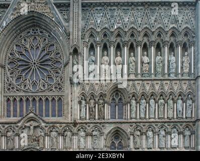 Verschiedene Dekorationen an der Fassade der Kathedrale von Nidaros, in Trondheim, Norwegen Stockfoto