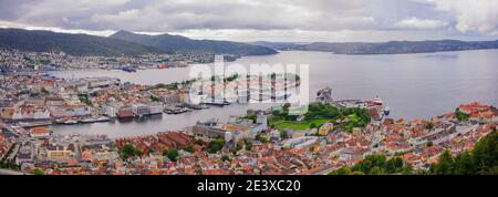 Panoramablick auf die Altstadt von Bergen und die nahe gelegenen Fjorde. Norwegen Stockfoto