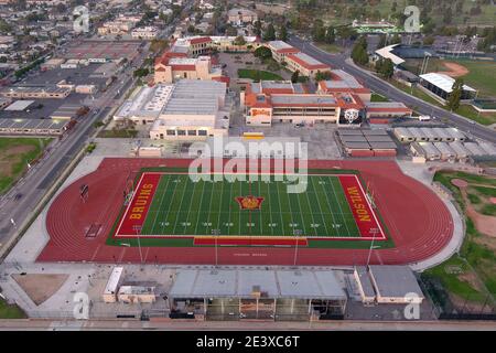 Eine Luftaufnahme von Jim Arquilla Track und Fußballstadion auf dem Campus der Long Beach Wilson High School, Samstag, 9. Januar 2021, in Long Beach, Kalifornien. Stockfoto