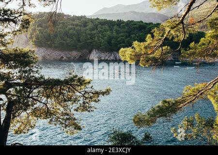 Wasserfläche der adria - Blick von der Klippe zur Bucht mit dem Strand Stockfoto