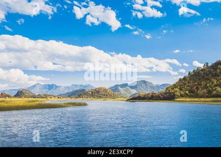 Schöne sonnige Landschaft in natürlicher Umgebung - Wasseroberfläche gegen Der Hintergrund eines Berges - Flora und Fauna Die Reserve Stockfoto