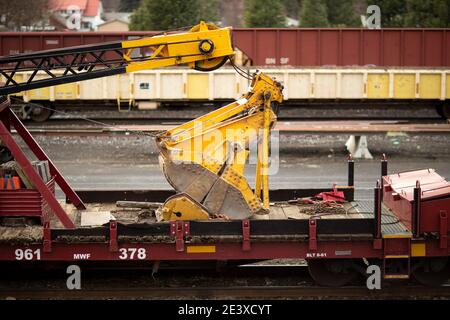 Ein Clamshell-Eimer auf einem BNSF American Hoist & Derrick Co., Modell 840 DE, 40-50 Tonnen, Diesel-Elektro-Lokkran, ca., auf den Gleisen am Railro Stockfoto