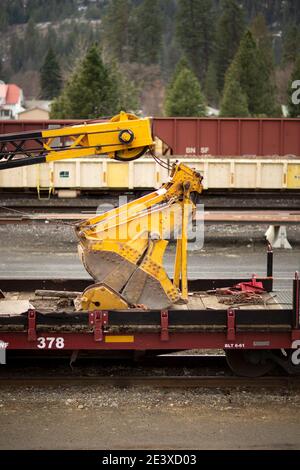 Ein Clamshell-Eimer auf einem BNSF American Hoist & Derrick Co., Modell 840 DE, 40-50 Tonnen, Diesel-Elektro-Lokkran, ca., auf den Gleisen am Railro Stockfoto