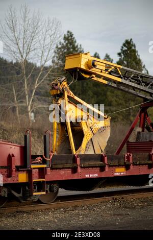 Ein Clamshell-Eimer auf einem BNSF American Hoist & Derrick Co., Modell 840 DE, 40-50 Tonnen, Diesel-Elektro-Lokkran, ca., auf den Gleisen am Railro Stockfoto