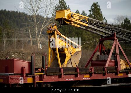 Ein Clamshell-Eimer auf einem BNSF American Hoist & Derrick Co., Modell 840 DE, 40-50 Tonnen, Diesel-Elektro-Lokkran, ca., auf den Gleisen am Railro Stockfoto