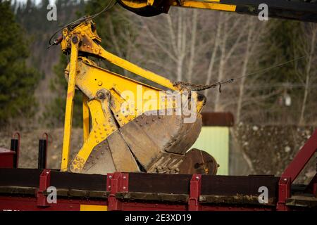 Ein Clamshell-Eimer auf einem BNSF American Hoist & Derrick Co., Modell 840 DE, 40-50 Tonnen, Diesel-Elektro-Lokkran, ca., auf den Gleisen am Railro Stockfoto