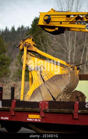 Ein Clamshell-Eimer auf einem BNSF American Hoist & Derrick Co., Modell 840 DE, 40-50 Tonnen, Diesel-Elektro-Lokkran, ca., auf den Gleisen am Railro Stockfoto
