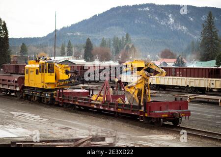 Ein BNSF American Hoist & Derrick Co., Modell 840 DE, 40-50 Tonnen, Diesel-Elektro-Lokkran, ca., auf den Gleisen auf dem Eisenbahnhof, Troy, Montana Stockfoto