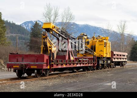 Ein BNSF American Hoist & Derrick Co., Modell 840 DE, 40-50 Tonnen, Diesel-Elektro-Lokkran, ca., auf den Gleisen auf dem Eisenbahnhof, Troy, Montana Stockfoto