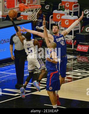 Los Angeles, Usa. Januar 2021. Der Punktewächter von Sacramento Kings, De'Aaron Fox, wird vom Los Angeles Clippers' Center Ivica Zubac als Fouled im vierten Quartal des Staples Center in Los Angeles am Mittwoch, den 20. Januar 2021, gefoutet. Die Clippers besiegten die Könige 115-96. Foto von Jim Ruymen/UPI Kredit: UPI/Alamy Live Nachrichten Stockfoto