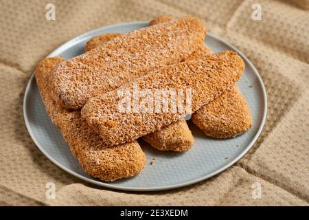 Gefrorene Alaska pollock Fischfilets auf einem Teller bereit zu Gekocht werden Stockfoto