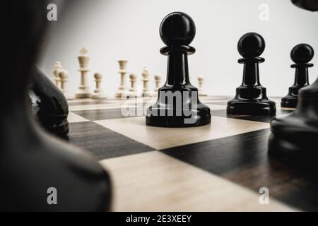 Macro photo of chess pieces on a chess board Stockfoto