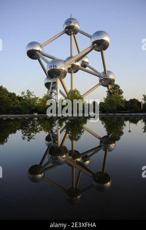 Brüssel, Brüssel, Gelände der Expo 1958, Atomium, 165 milliardenfache Vergrößerung eines Eisenmoleküls, Symbol für das Atomzeitalter und die Friedli Stockfoto