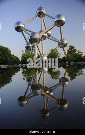 Brüssel, Brüssel, Gelände der Expo 1958, Atomium, 165 milliardenfache Vergrößerung eines Eisenmoleküls, Symbol für das Atomzeitalter und die Friedli Stockfoto