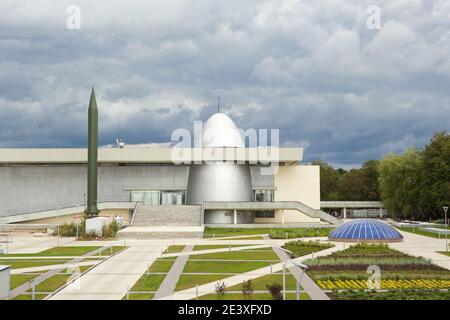 Russland, Kaluga, 14. August 2020. Kaluga Museum für Kosmonautik. Rakete, Planetariumskuppel, Park vor dem Gebäude, Rekonstruktion, Bau Stockfoto