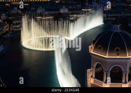 Die Springbrunnen von Bellagio setzen auf ihre Wassershow an Nacht auf dem Las Vegas Strip Stockfoto