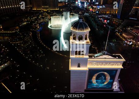 Die Springbrunnen von Bellagio setzen auf ihre Wassershow an Nacht auf dem Las Vegas Strip Stockfoto