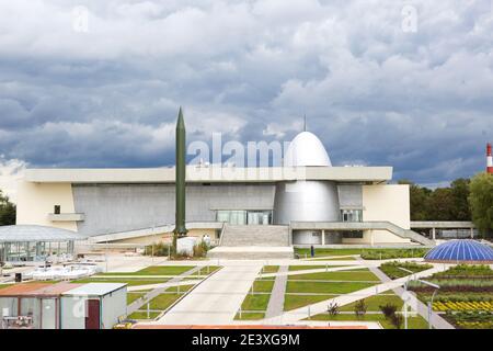 Russland, Kaluga, 14. August 2020. Kaluga Museum für Kosmonautik. Rakete, Planetariumskuppel, Park vor dem Gebäude, Rekonstruktion, Bau Stockfoto