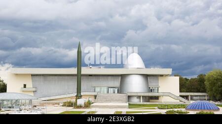 Russland, Kaluga, 14. August 2020. Kaluga Museum für Kosmonautik. Rakete, Planetariumskuppel, Park vor dem Gebäude, Rekonstruktion, Bau Stockfoto