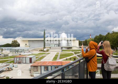 Russland, Kaluga, 14. August 2020. Kaluga Museum für Kosmonautik. Touristen machen Fotos am Telefon der Attraktion. Rakete, Planetariumskuppel, Reconst Stockfoto